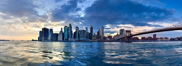 Günbatımında Brooklyn Heights 'tan New York City' nin panoramik manzarası.