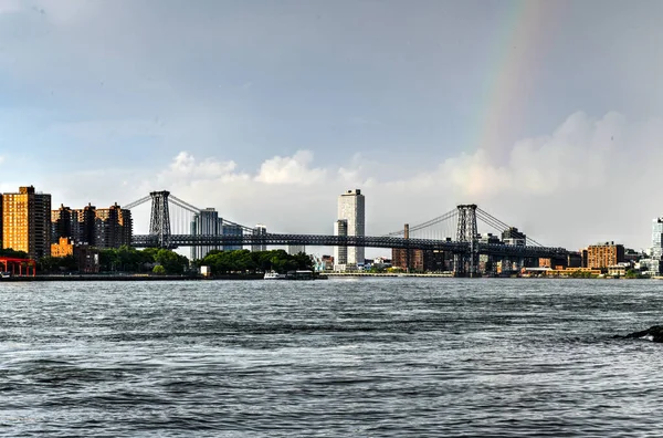 Williamsburg Köprüsü Brooklyn ve Manhattan arasında Doğu Nehri 'ni geçiyor..
