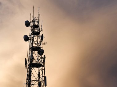 Akşam saat siluet telekomünikasyon kule