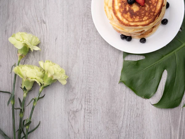 Panqueca no prato com fundo branco — Fotografia de Stock