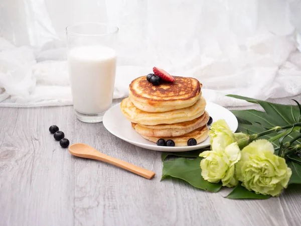 Panqueca no prato com fundo branco — Fotografia de Stock