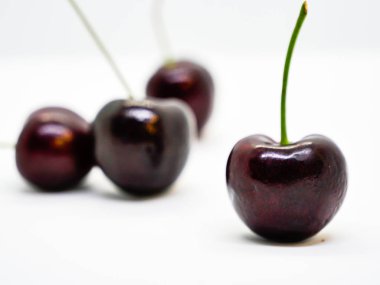 Beyaz arka planda kiraz meyvesi