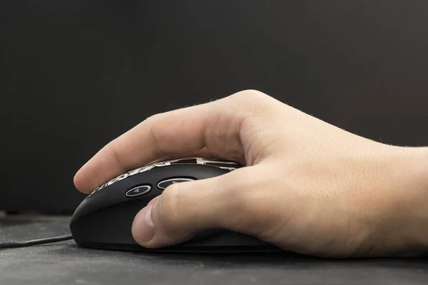 bilgisayar mouse tutan adam