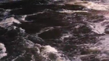 Büyük karanlık dalgalar dağ Nehri üzerinde. Vuoksa, Rusya Federasyonu