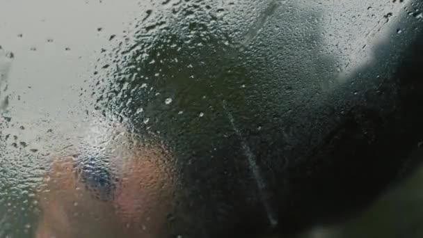 Homem Limpa Vidro Gotas Usando Limpador — Vídeo de Stock