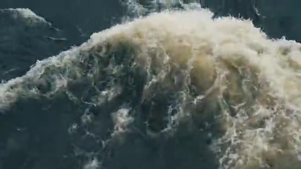 Riesige Dunkle Wellen Auf Dem Gebirgsfluss Wuoksa Russland — Stockvideo