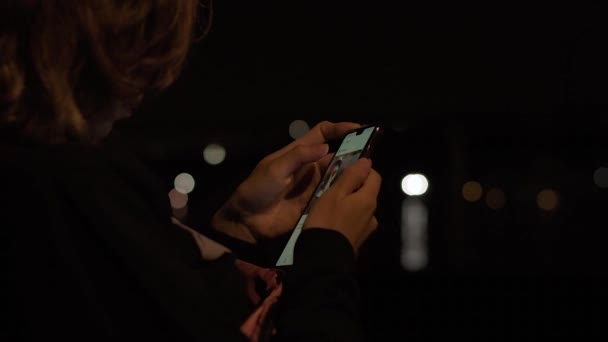 Jonge Aantrekkelijke Dame Zittend Nacht Park Wathing Sociale Media Voeden — Stockvideo