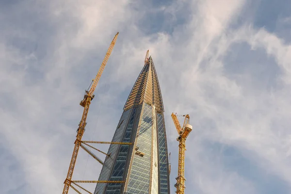 Şık gökdelen gökyüzü arka plan üzerinde. Saint-Petersburg, Lakhta Merkezi