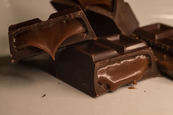 Kousky Čokolády Plněné Čokoládové Krémem — Stock fotografie