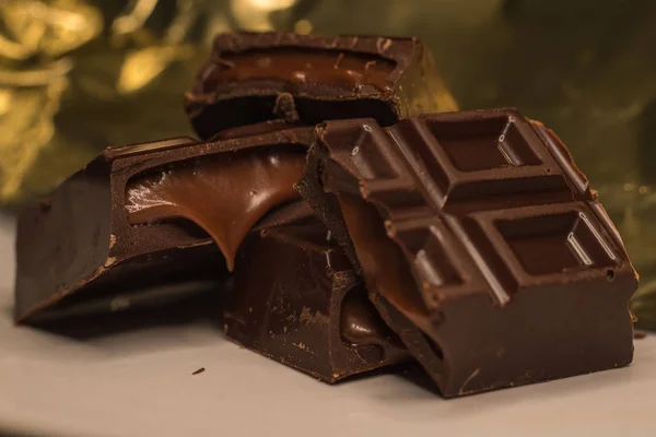 Çikolata parçalarını çikolata krema ile doldurulmuş