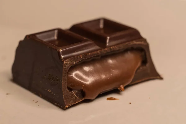 Stukken Van Chocoladereep Gevuld Met Chocolade Slagroom Stockafbeelding