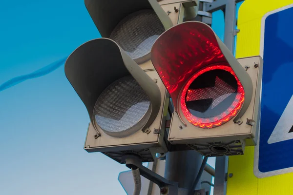 Kırmızı trafik ışığı oklu