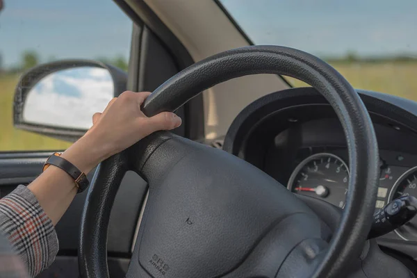 Araba süren genç bir kadın.