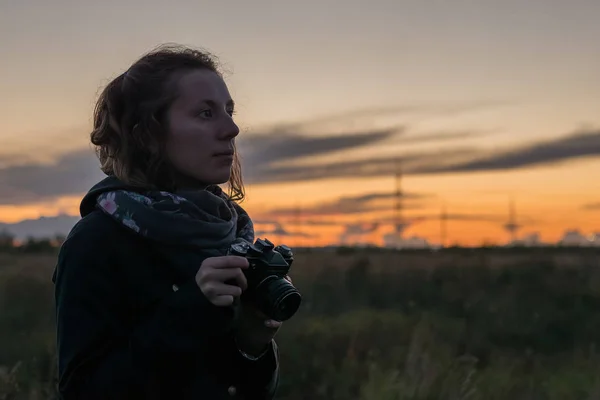 Genç bayan alarak fotoğrafları güzel dusk, kullanarak film kamera antikalar
