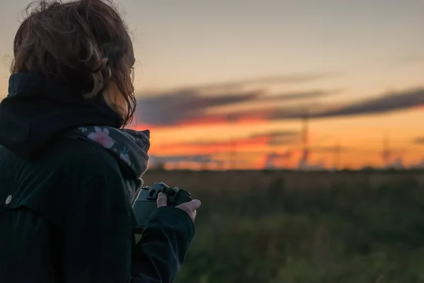 Jonge Dame Nemen Van Foto Van Prachtige Zonsondergang Met Behulp Stockfoto