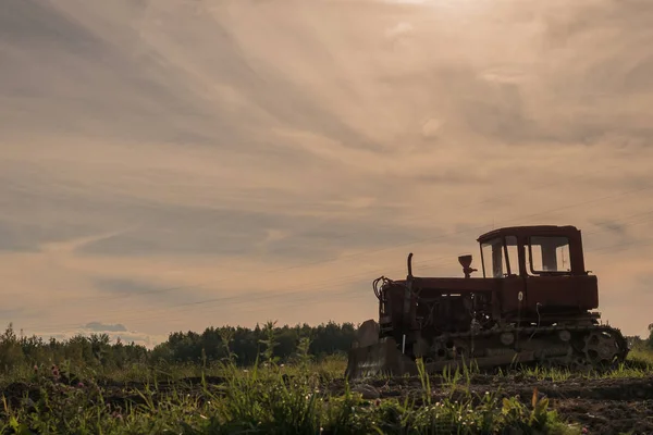Traktör sürülmüş bir alanda terk edilmiş
