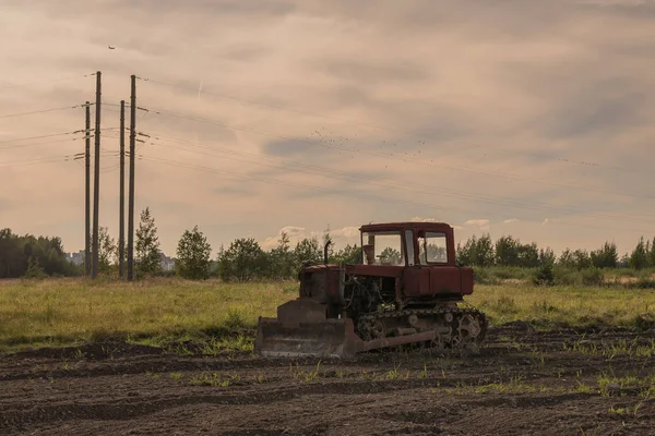 Traktör sürülmüş bir alanda terk edilmiş