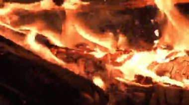Şöminede rahatlatıcı güzel bir alev var.