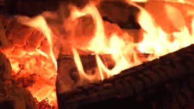 Şöminede rahatlatıcı güzel bir alev var.