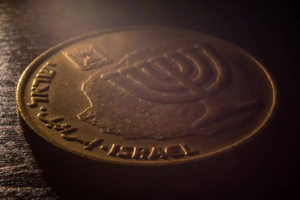 İsrail 10 agorot sikke üzerinde karanlık tablo