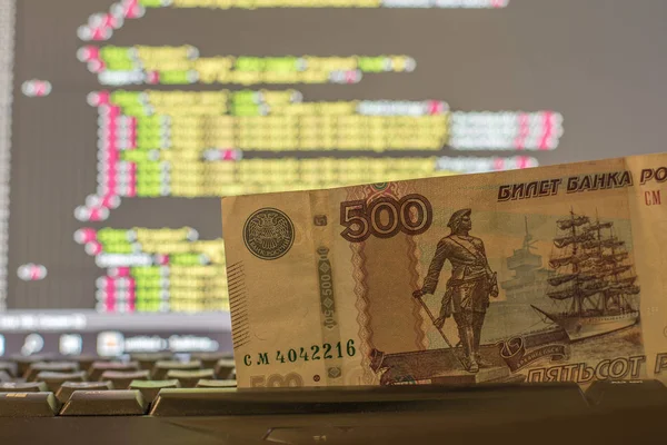 Para üstünde klavye ve bilgisayar ekran arka plan kodu içeren