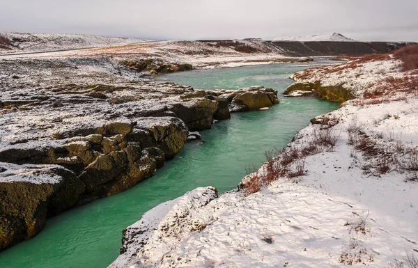 Mavi Olfusa Nehri'nde kış güneşli bir gün, İzlanda ile Kanyon