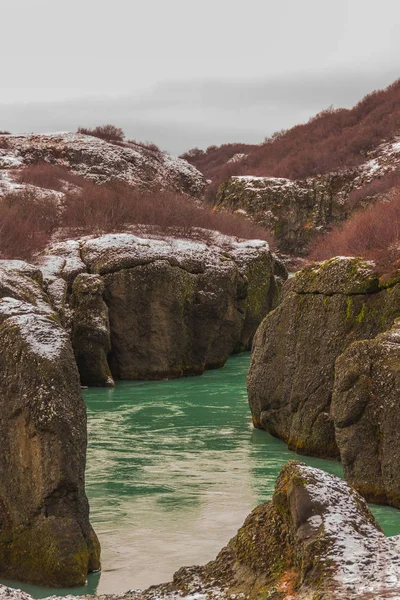Mavi Olfusa Nehri'nde kış güneşli bir gün, İzlanda ile Kanyon