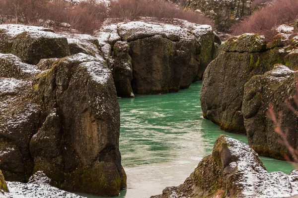 Mavi Olfusa Nehri'nde kış güneşli bir gün, İzlanda ile Kanyon