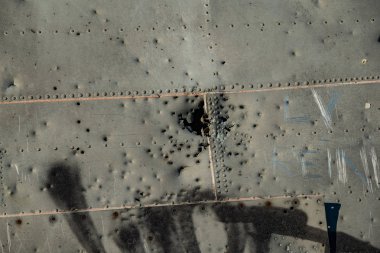Mermi izleri terk Dc uçak gövde üzerinde Solheimasandur, İzlanda fotoğrafı kapatın