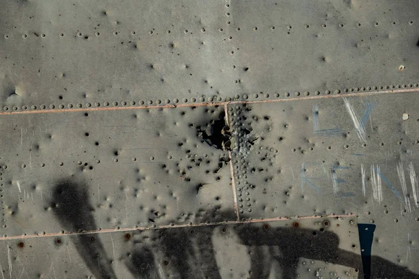 Mermi izleri terk Dc uçak gövde üzerinde Solheimasandur, İzlanda fotoğrafı kapatın