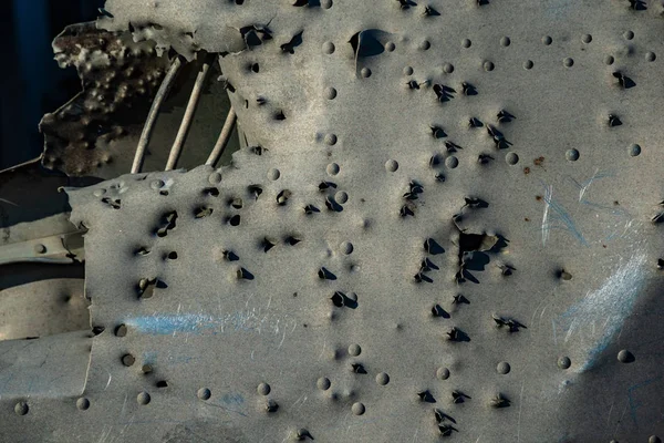 Mermi izleri terk Dc uçak gövde üzerinde Solheimasandur, İzlanda fotoğrafı kapatın