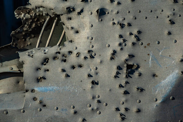 Закрыть фото следов пуль на фюзеляже покинутого самолета DC в Солхеймасандуре, Исландия
