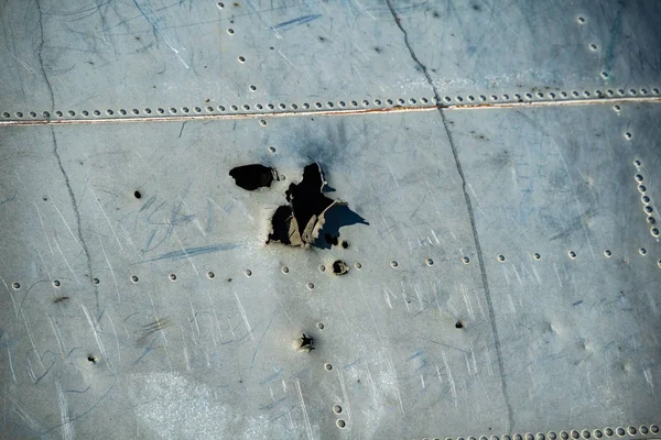 Mermi izleri terk Dc uçak gövde üzerinde Solheimasandur, İzlanda fotoğrafı kapatın