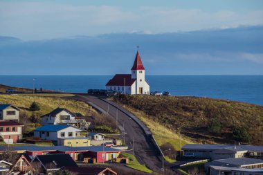 Tepenin Vik kasabadan İzlanda kilisede görüntüleyin. İzlanda