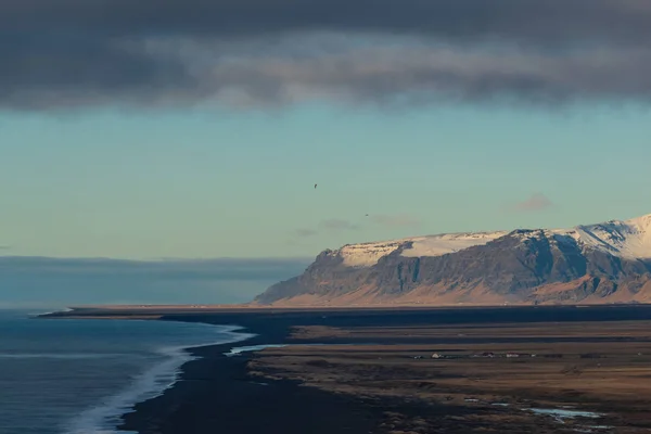 View Black Beach Mountains Cliff Dyrholaey Iceland — Stock Photo, Image
