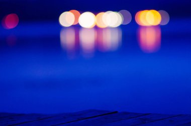 Ufuk daire bokeh ışıkların yansıması ile bulanıklık geceleri Gölü arasında