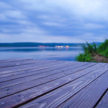 Göl kenarındaki ahşap dock