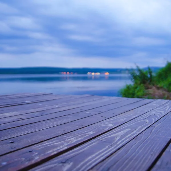 Dřevěná dok na jezeře — Stock fotografie