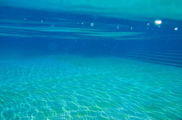 パラダイス水表面の下。水中写真. — ストック写真