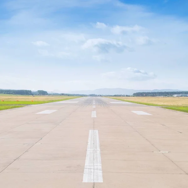 Rullebanen på flyplassen midt på sommeren med skyer – stockfoto