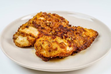 White Plae 'de kızarmış tavuk göğsü filetosu izole edildi..