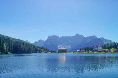 Bulutlar ve arka planda orman, dağ gölü yatay