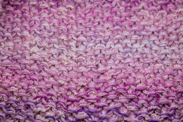 Рожевий, білий і фіолетовий смугастий в'язаний текстурний фон — стокове фото