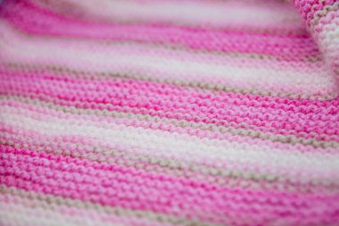 Pembe, beyaz ve açık kahverengi çizgili örme doku arka plan