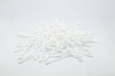 Pamuk beyaz arka plan üzerinde izole tomurcukları yığın sopa