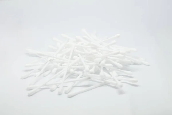 Bawełna pałeczki pąki stos izolowane na białym tle — Zdjęcie stockowe