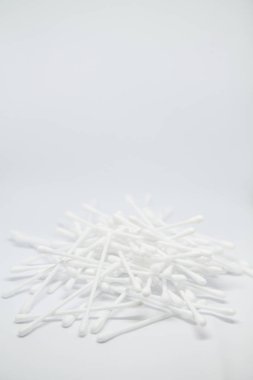 Beyaz kopya alanı arka planda izole pamuk tomurcukları yığını ile dikey afiş