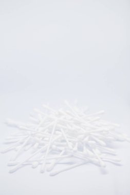 Beyaz kopya alanı arka planda izole pamuk tomurcukları yığını ile dikey afiş