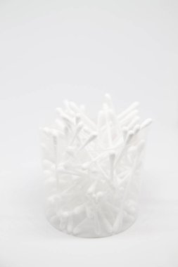 Beyaz kopya alanı arka plan üzerinde izole kavanozpamuk tomurcukları ile dikey afiş