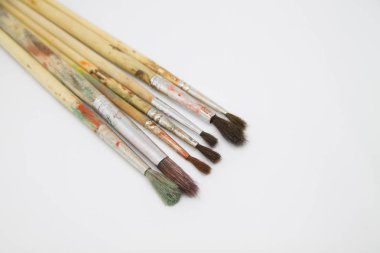 Beyaz arka plan üzerine yalıtılmış çizim için boya fırçaları ve boyalar